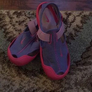 Nike girls Water shoes 👟 great condition